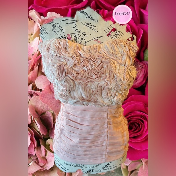 bebe Tops - Bebe 💖 strapless dimensional flowered top